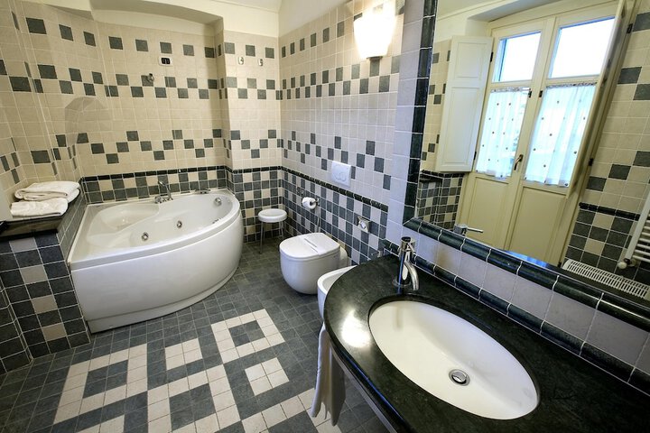 Deep soaking bathtub