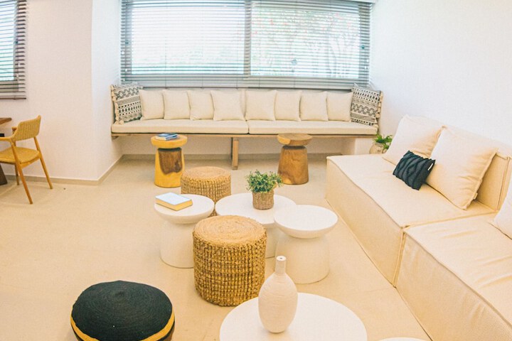 Lounge 22 of 31