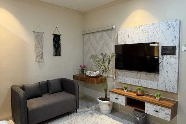 Room 3 of 96