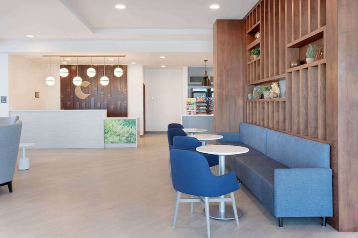 Entrance & Lobby