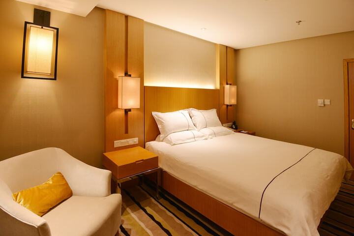Room 10 of 32