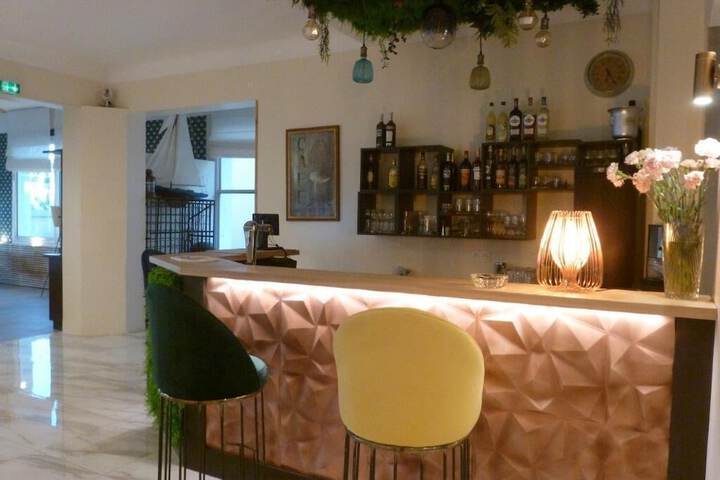 Lounge 36 of 53