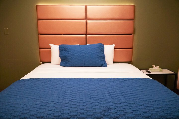 Deluxe King Room (2 of 7)