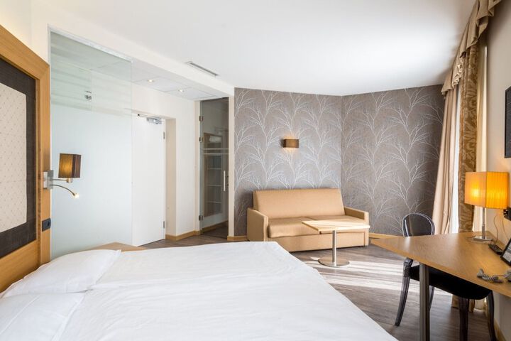 Room 13 of 61