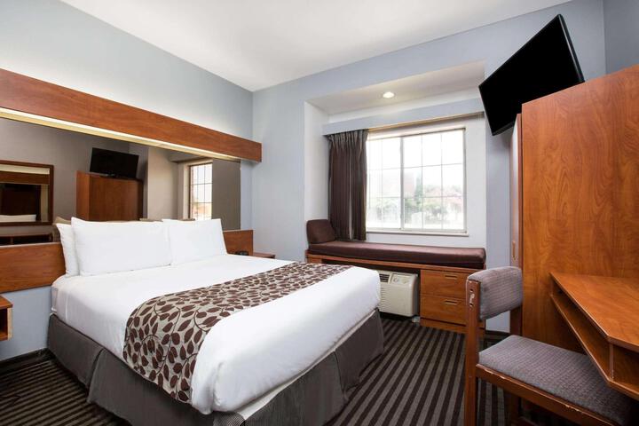 1 Queen Bed (6 of 17)