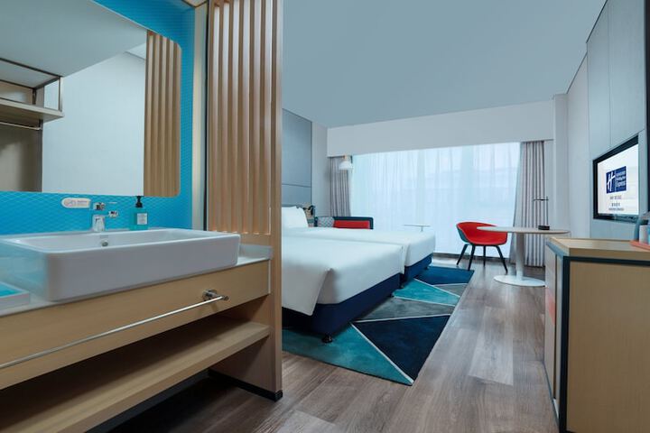 Room 28 of 102