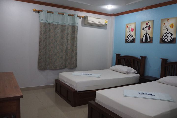 Room 6 of 16