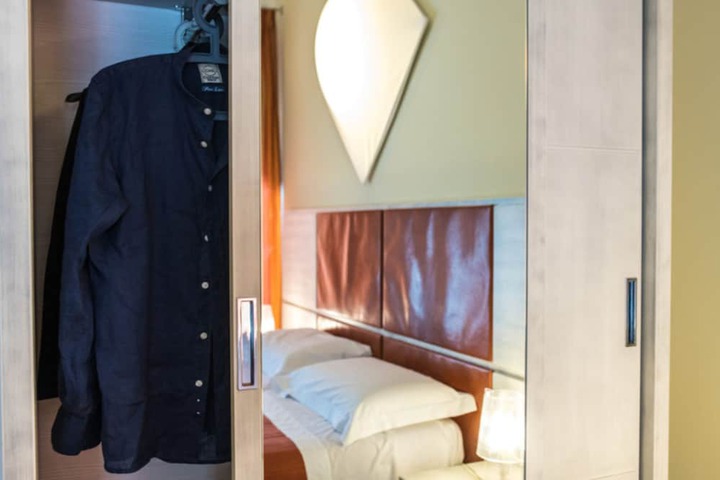 Room 17 of 38