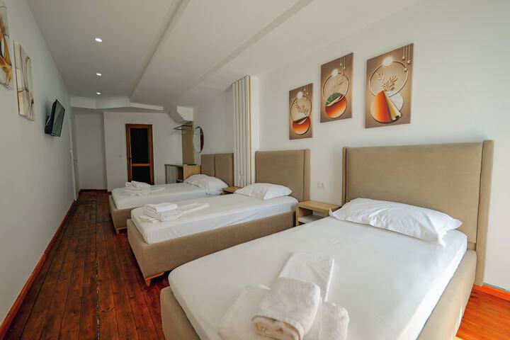 Room 8 of 98