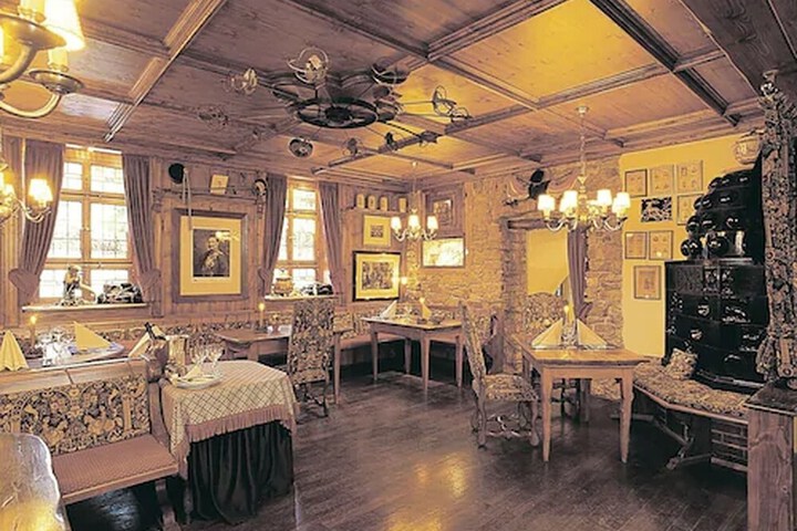 Dining 43 of 52