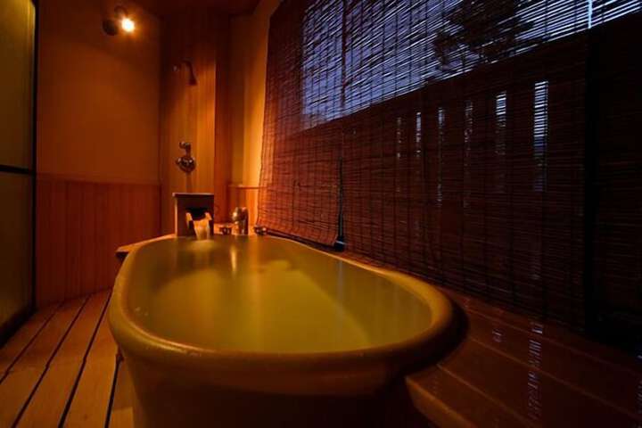 Deep soaking bathtub