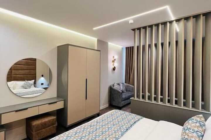 Room 4 of 28
