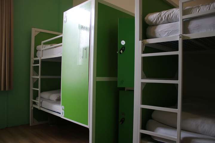 Room 32 of 76