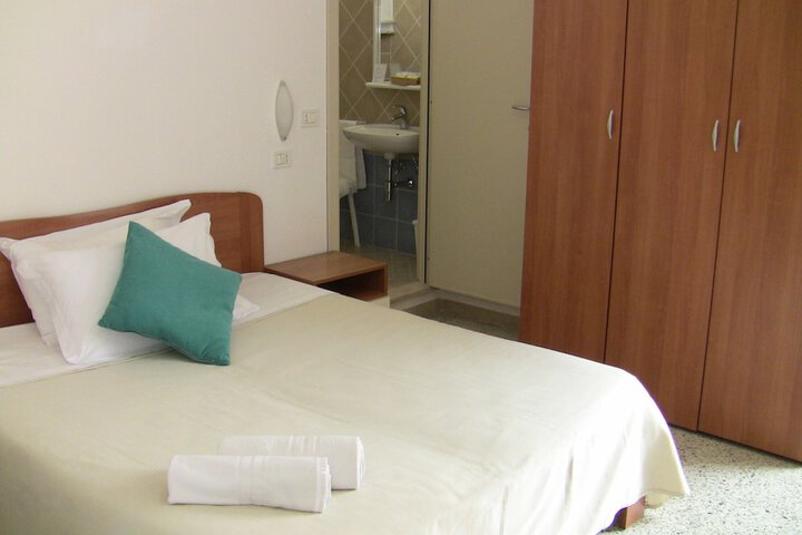 Room 2 of 113