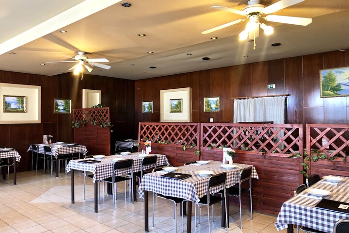 Dining 51 of 76
