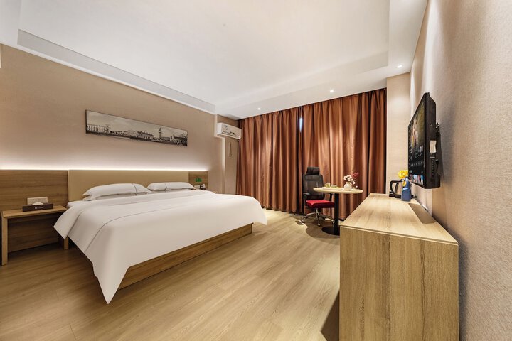 Room 6 of 10