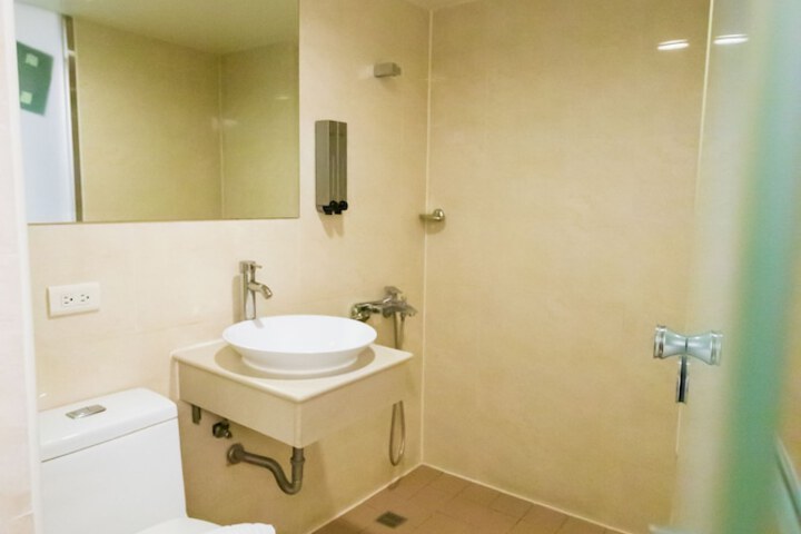 Room 33 of 46