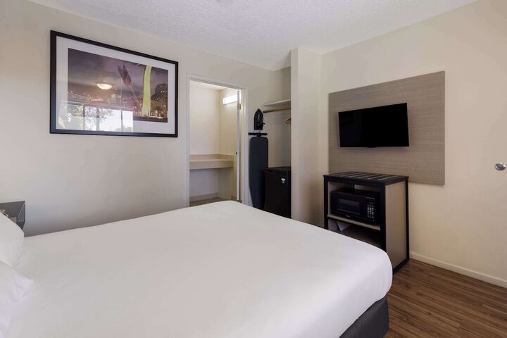 1 Queen Bed (17 of 17)