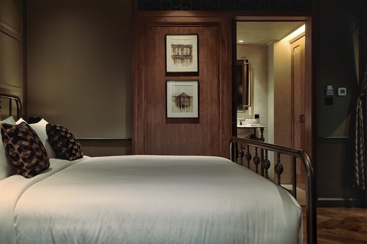 Room 8 of 30