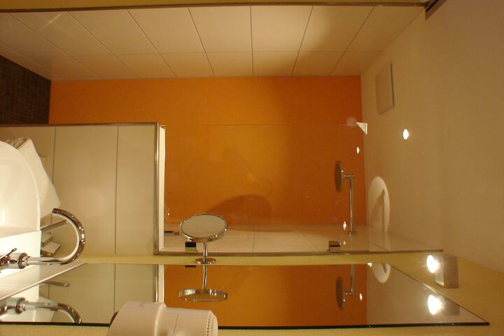 Room 11 of 28