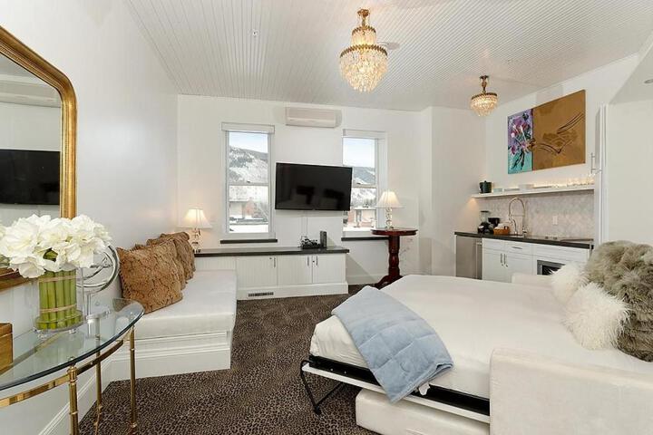 Exterior of Independence Square 310 Chic, Remodeled Studio w / Great Location in Aspen, A/C, & Kitchenette