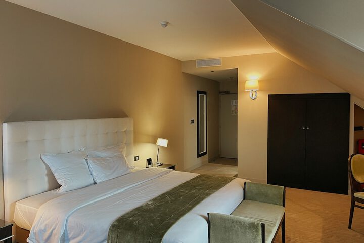 Room 11 of 37