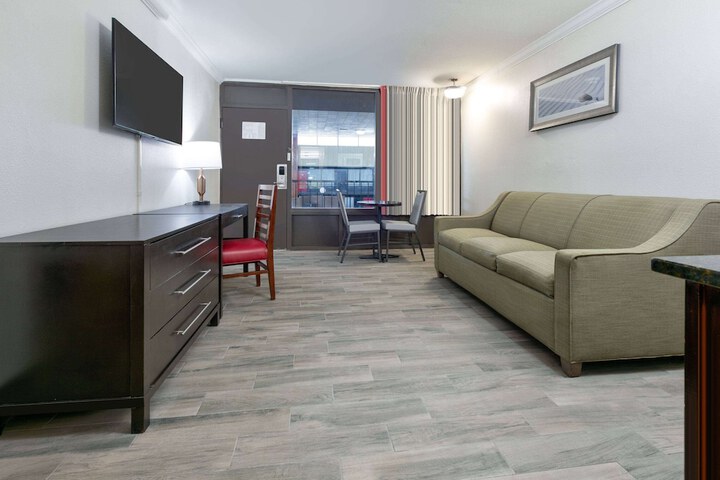 Room 10 of 35