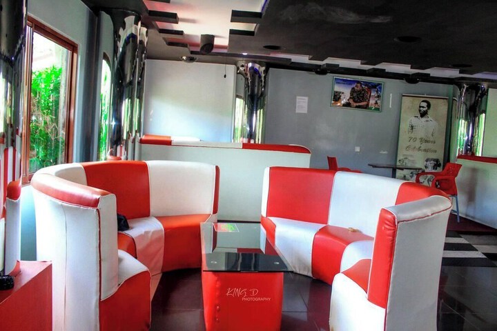 Lounge 15 of 42