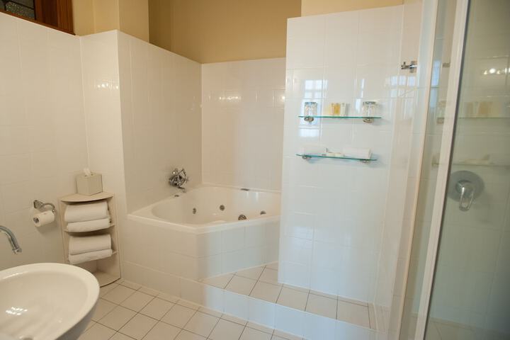 Deep soaking bathtub