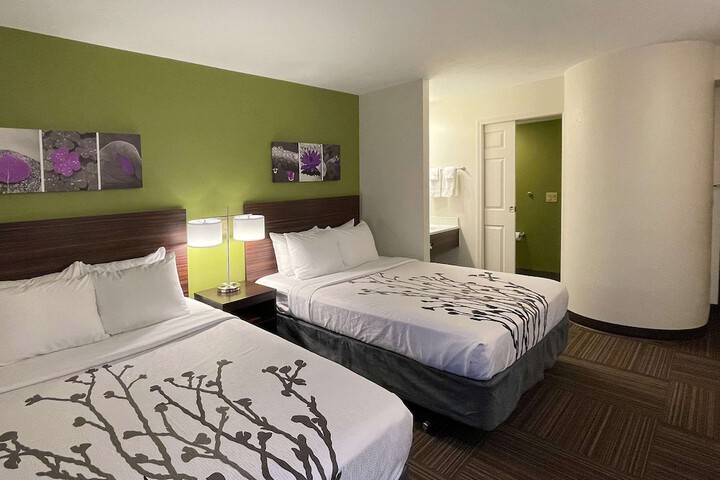1 Queen Bed (14 of 17)