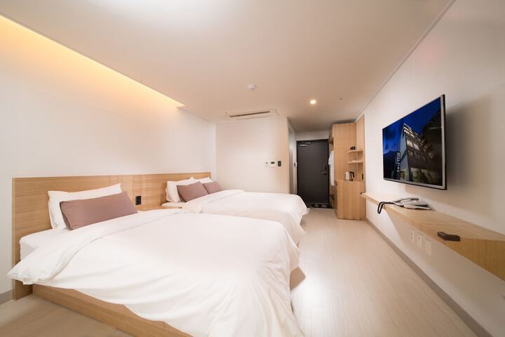 Room 13 of 38