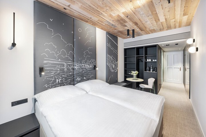 Room 5 of 25