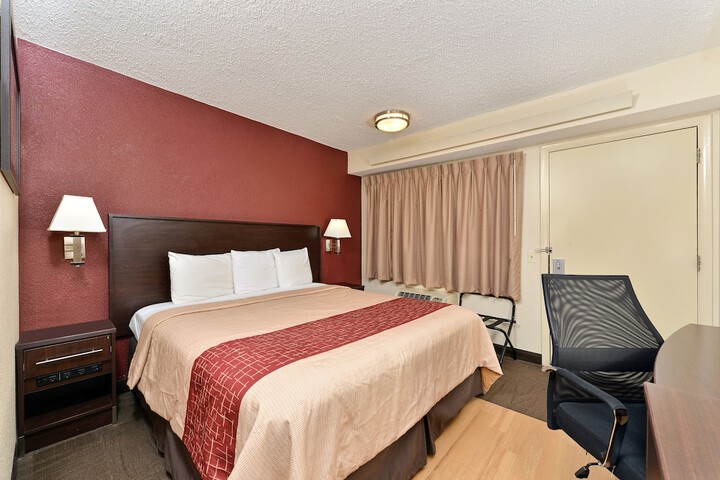 Deluxe King Bed (2 of 13)