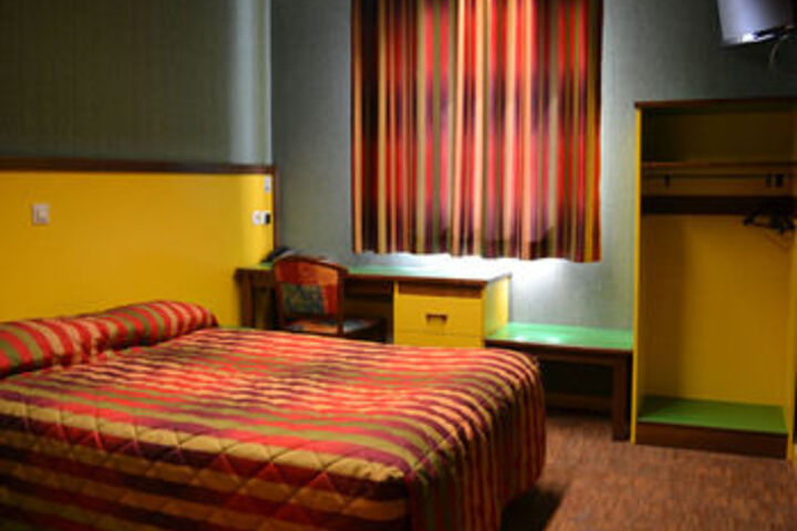Room 5 of 12