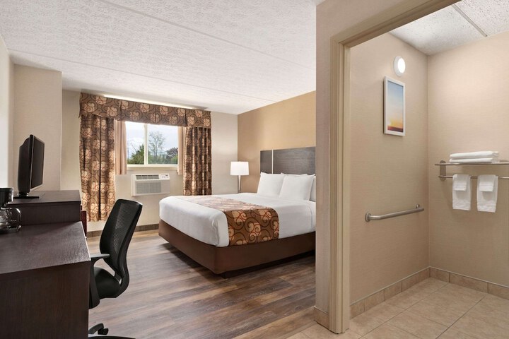 1 King Bed Accessible (5 of 7)