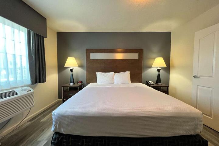 1 King Bed Microwave, Refrigerator Full Breakfast (3 of 21)