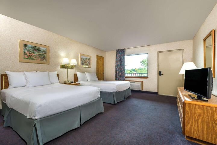 2 Double Beds (9 of 13)