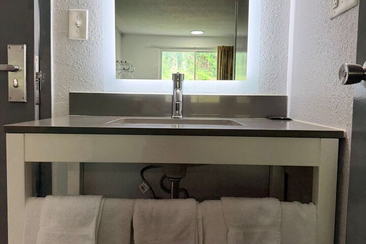 Room 7 of 8