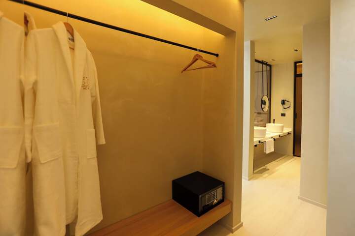 Room 32 of 100