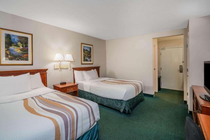 Double Deluxe King Bed (2 of 2)