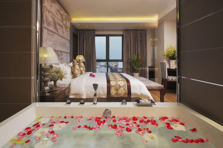 Deep soaking bathtub