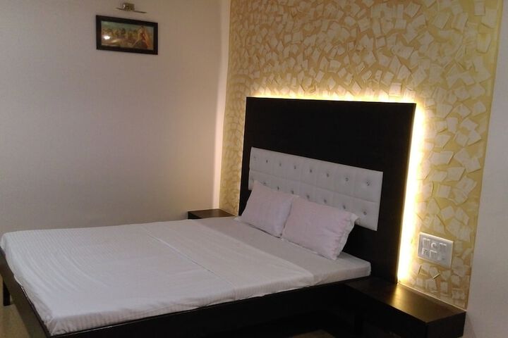 Room 9 of 25