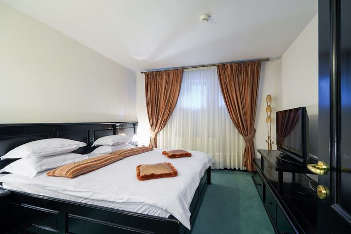 Room 11 of 28