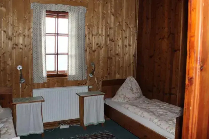 Room 4 of 18