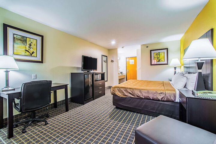 1 King Bed (6 of 13)