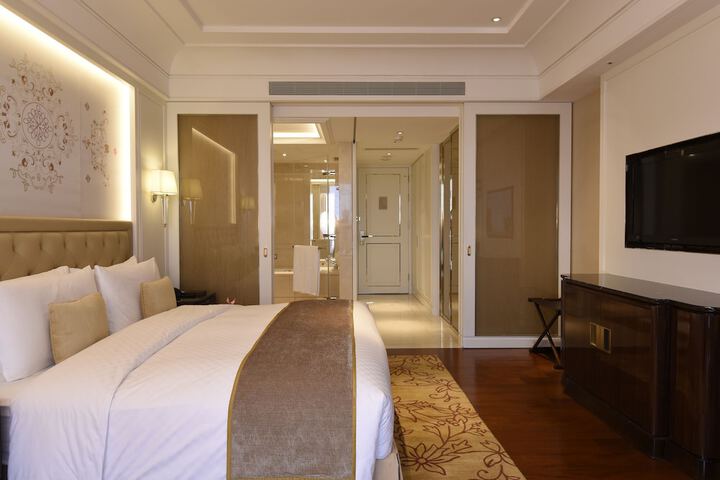 Room 6 of 63