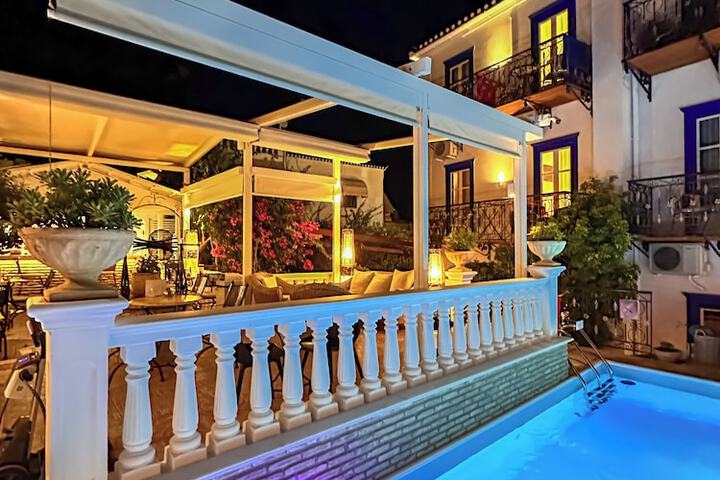 Hotel Pool