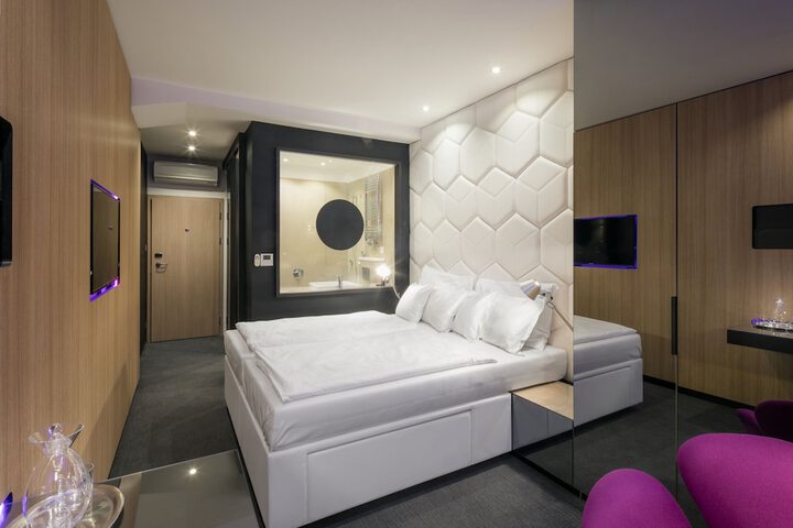 Room 25 of 48