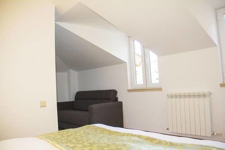 Room 10 of 26