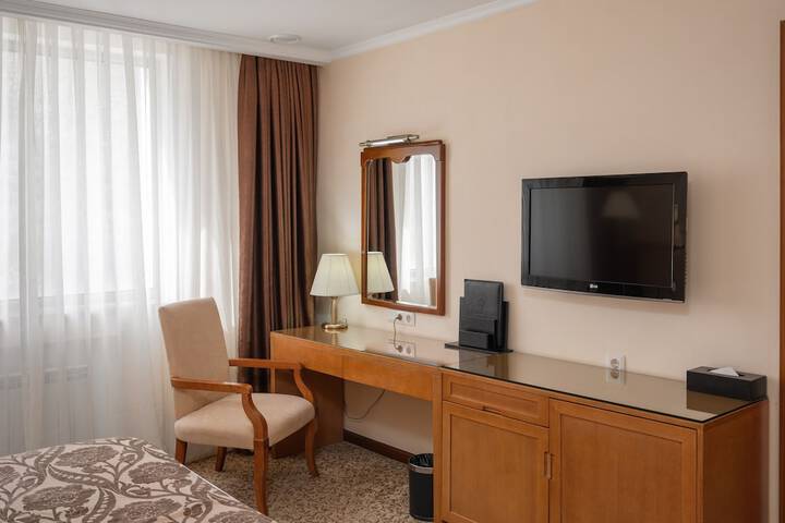Room 9 of 90
